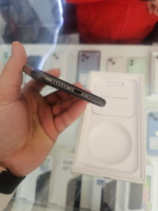 Iphone 11. 100%  64gb