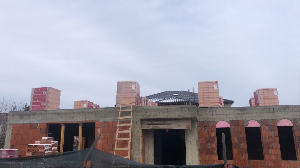 Vând construcție casă + teren proprietate