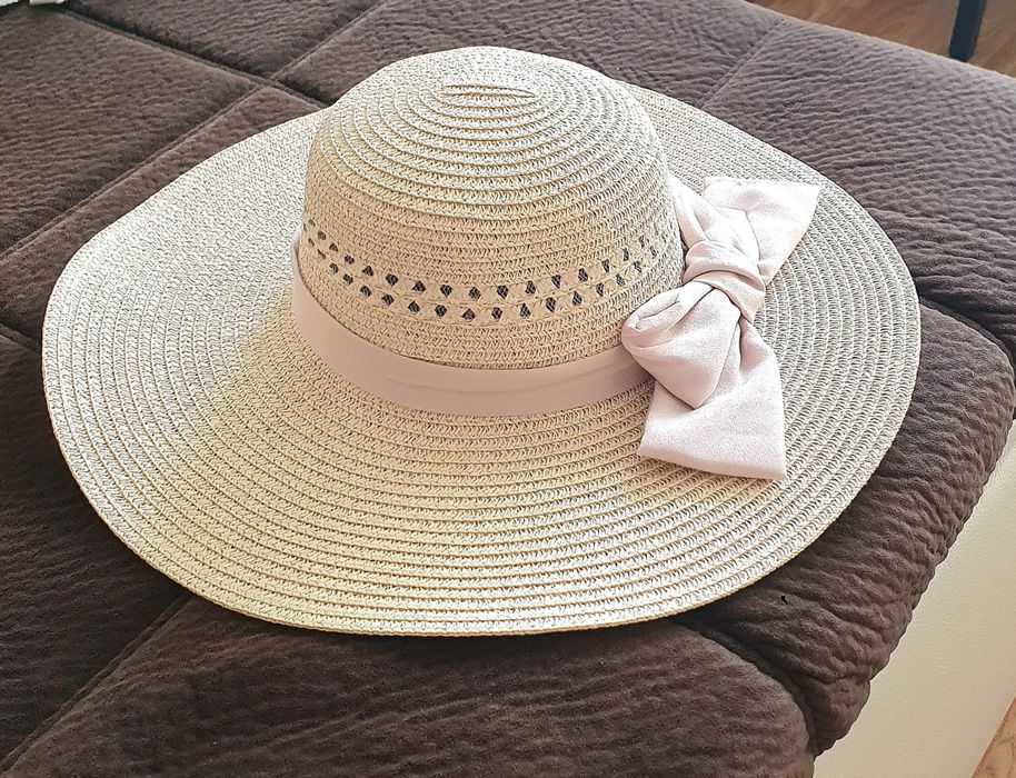 COMA.CO прелестна лятна шапка с пелерина Comaco