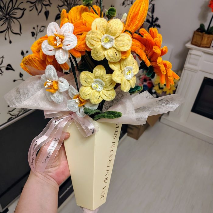 Aranjament floral din sarma plusata