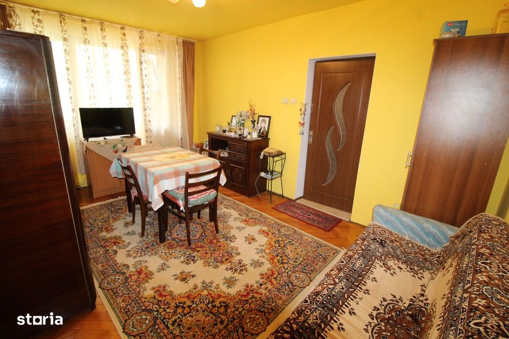 Vând apartament 3 camere în Hunedoara, zona Micro3-Profi, etaj 2..