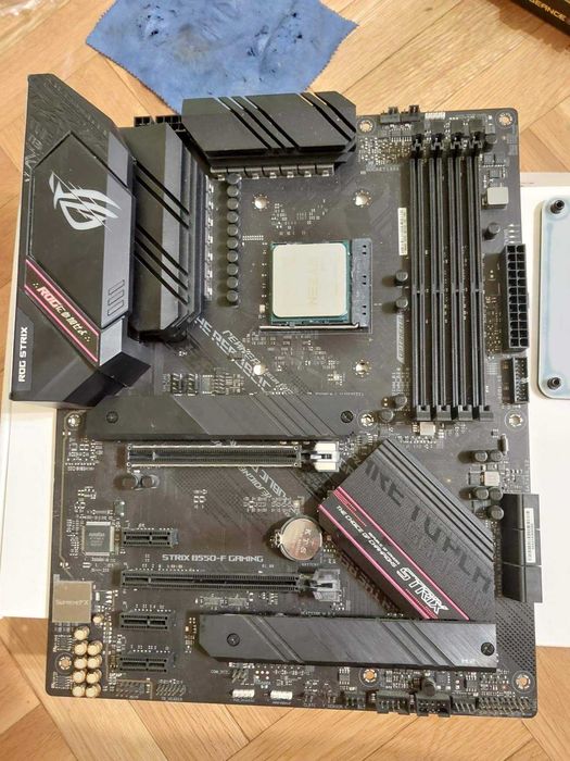 AMD Ryzen 7 5800X + Asus Rog StriX B550-F Gaming