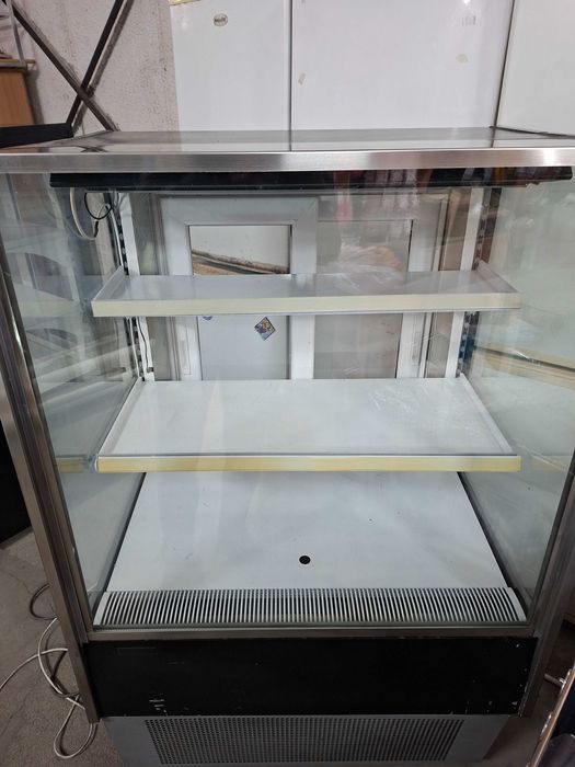 Сладкарска хладилна витрина