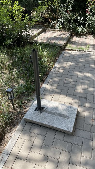 Зонтик, стулья и столы