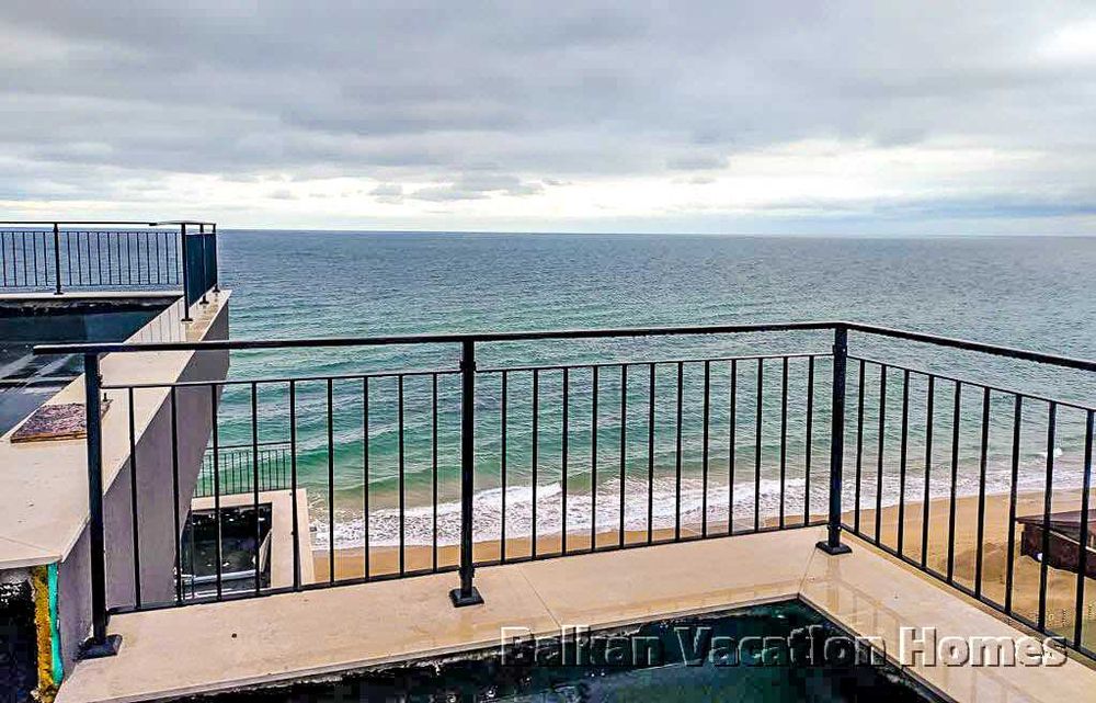 Spacious three-room luxurious apartment on the beach in Obzor