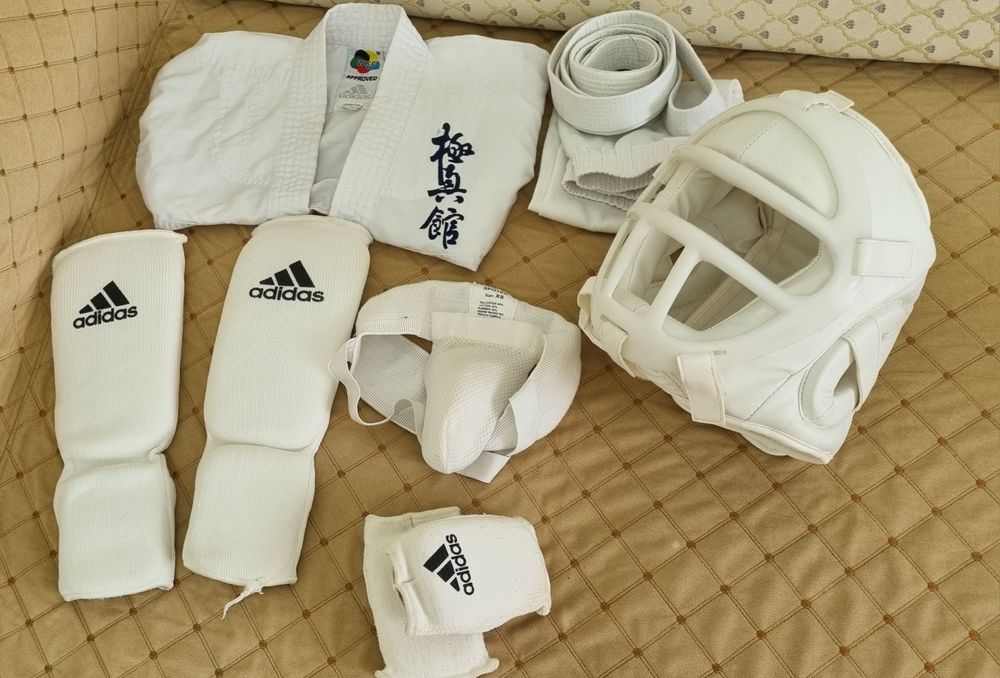 Продам кимоно + экипировку для каратэ