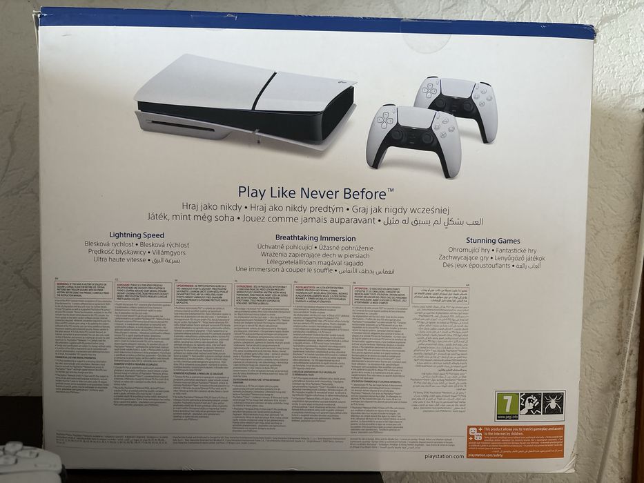 Playstation 5 с два контролера, UFC 5 и FC4