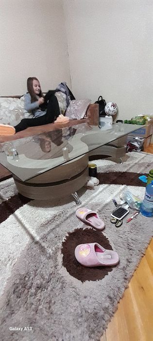 Холна маса със стъклено покритие