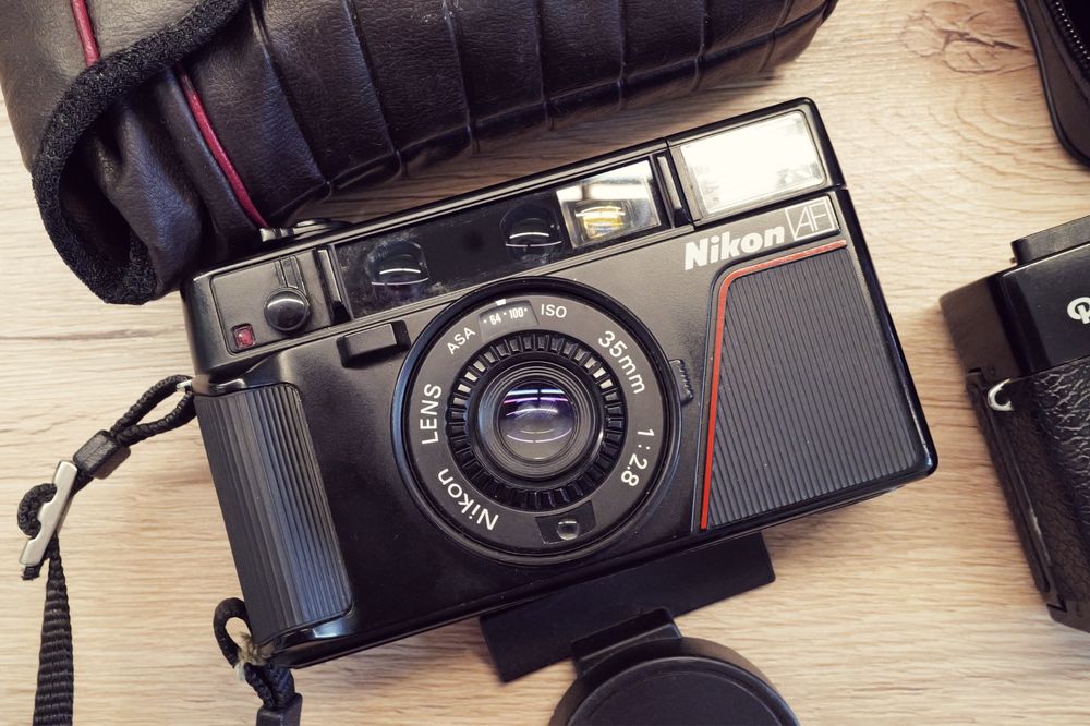 Aparat foto Rollei XF 35 si Nikon L35 AF point and shot pe film