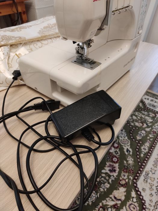 Швейная машина Коверлок