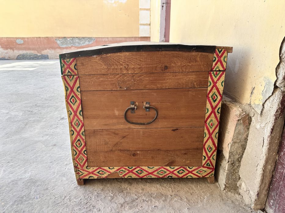 Сундук старинный