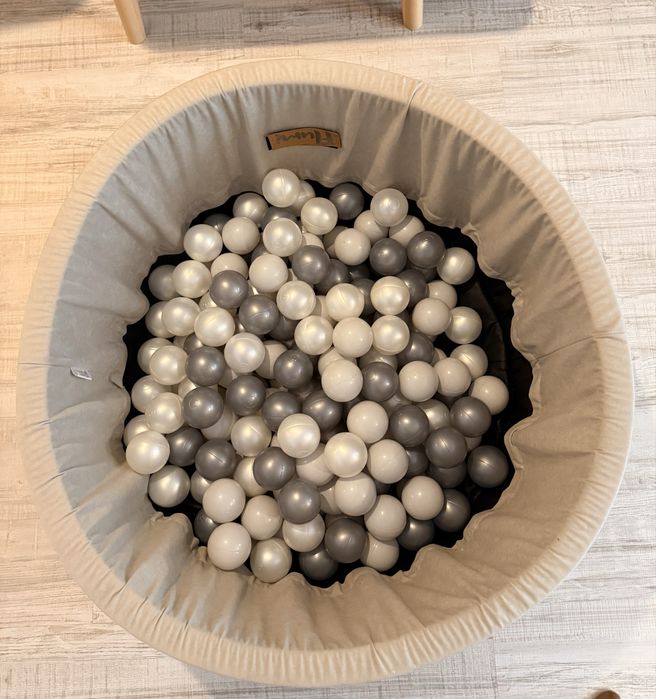 Piscina cu bile bebelusi