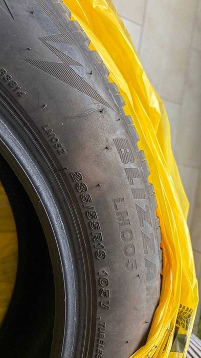Зимни гуми 4 броя bridgestone 235/55R19 blizzak LM005 105V