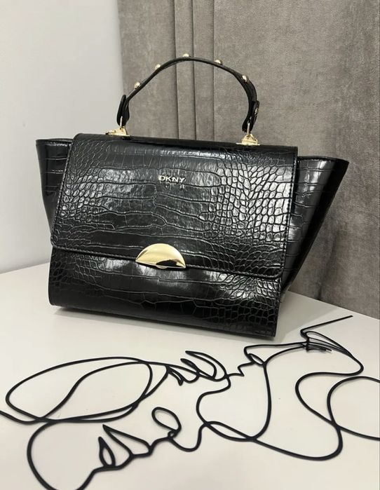 Дамската чанта DNKY