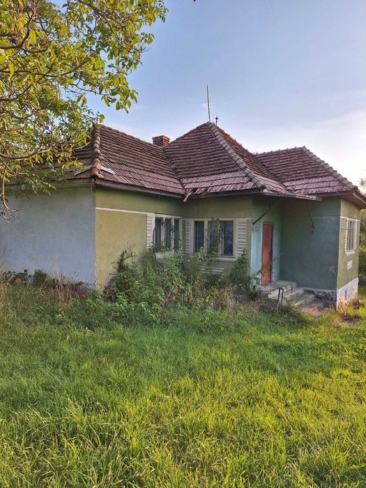 Teren cu casa si anexe - centru comuna, acte in regula