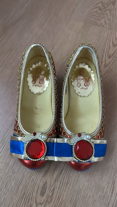 Карнавальные платья и туфли принцесс