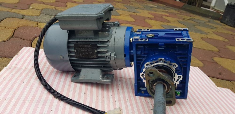 vând  motor cu reductor  aproape nou.