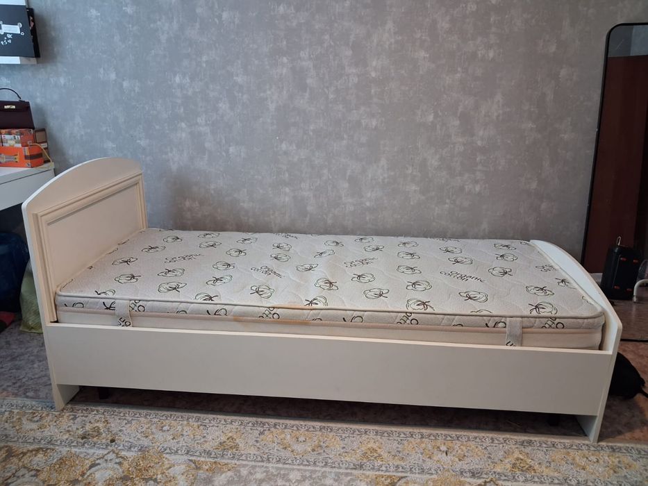 Кровать с матрасом в хорошем состоянии