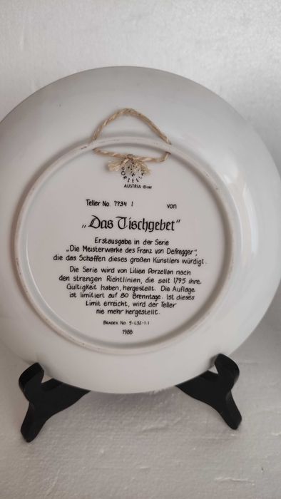 Порцеланова чиния за стена