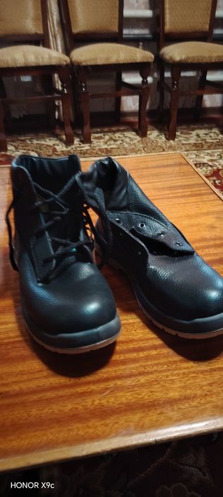 Продам ботинки спец новые 42 размер