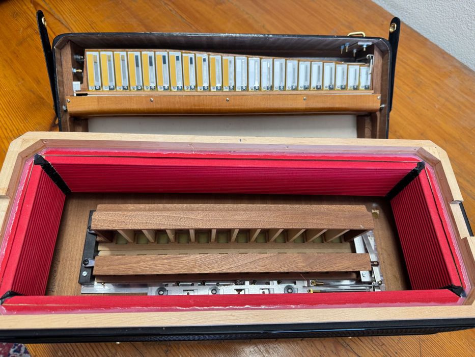Acordeon Serenelli cu 2 scaune în cassotto, muzica veche Antonelli pentru sistem Midi
