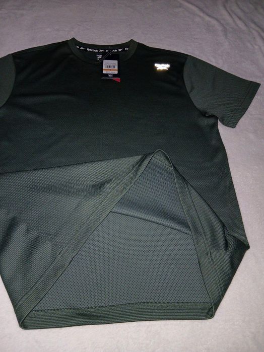 Из Америки, мужская спортивная футболка от бренда Reebok