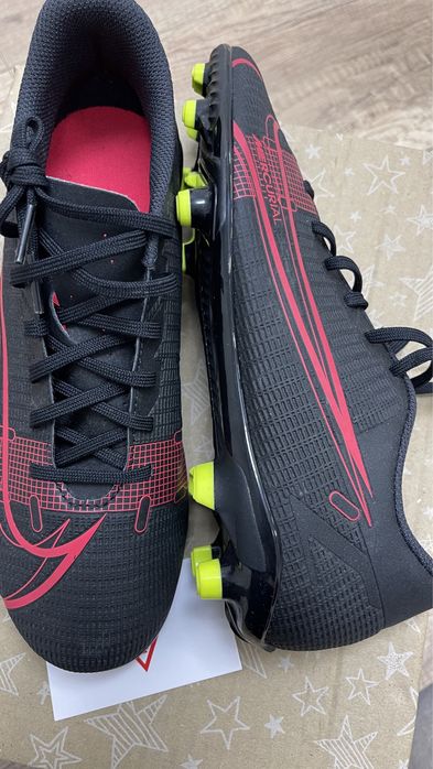 Футбольные кроссовки