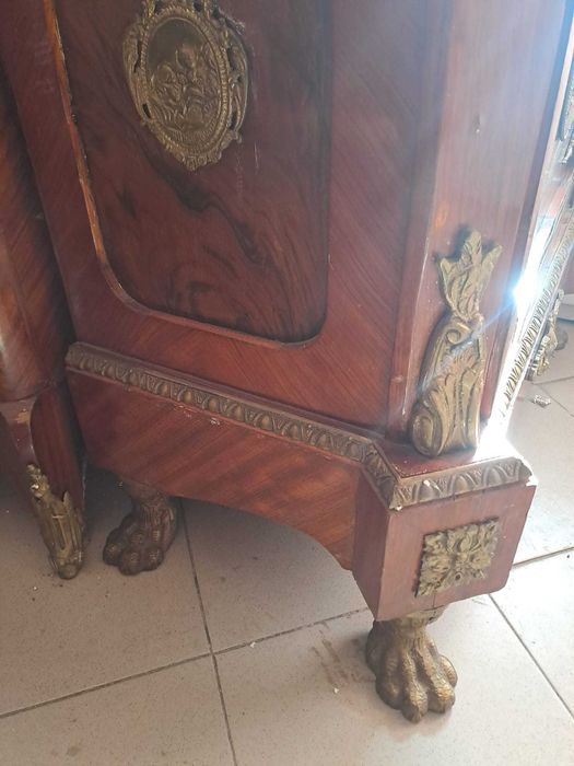 Vitrină cu intarsii în stil Ludovic