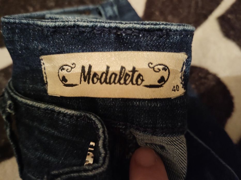 Джинсы со стразами