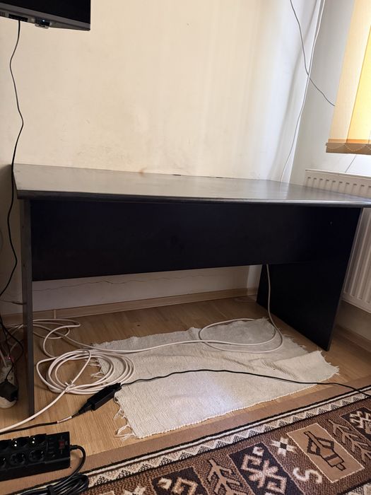 Birou gri închis / negru – stare bună