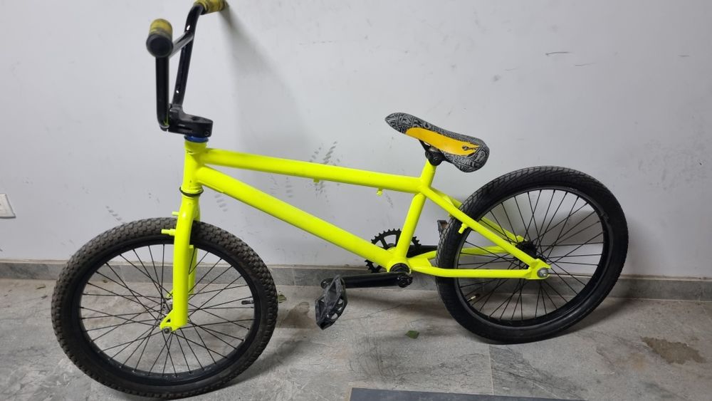 яркий велосипед bmx