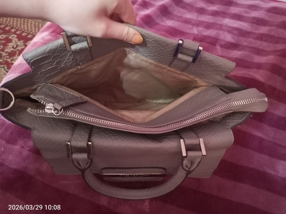 женская сумка бренда Jones New York Signature.