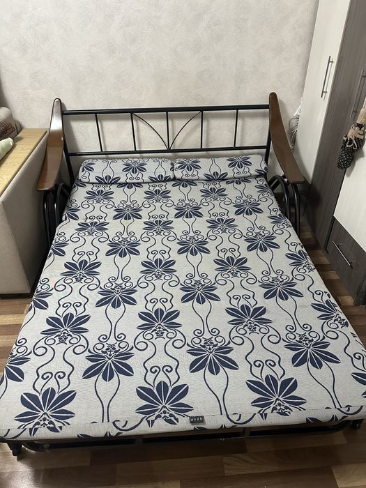 Двуспальная кровать и раскладушка