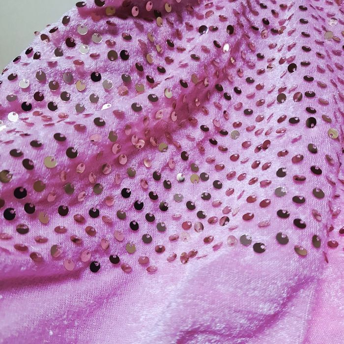 Material elegant cu paiete și mărgele – ideal pentru ținute de ocazie