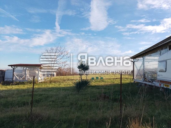 Поземлен имот с каравана, ток и вода над плажа на Варвара