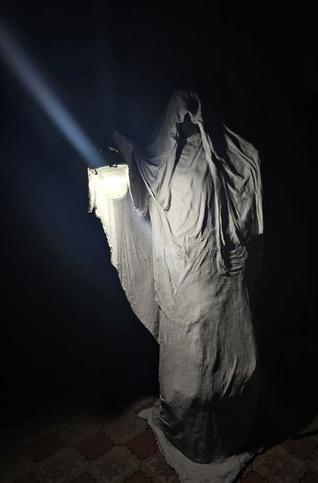 Статуя монах с фонарем