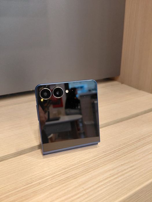 Samsung Z Flip 7,nou ,nefolosit. 3000 ron