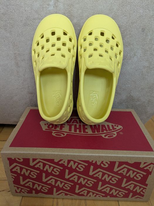 Гумени обувки Vans на дупки - 24.5