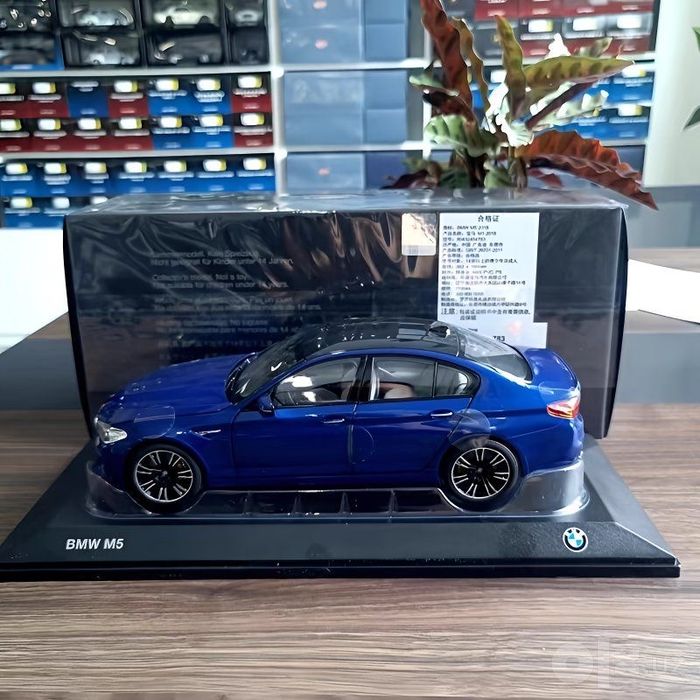 BMW M5 F90 1:18 premium
