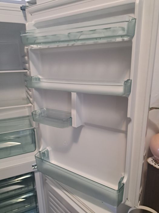 Frigider marca   OK   adus din Austria nou folosit 6 luni. Il vand pt ca am nevoie de unil mai mare clasa   A ++ consuma foarte putin.