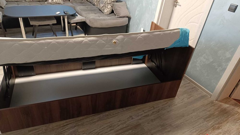 Единично легло с матрак ( 90x200) , повдигащ механизъм