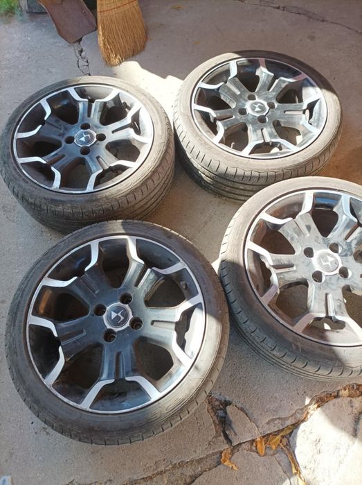 Продавам 4 броя гуми летни с алуминиеви джанти за Ситроен