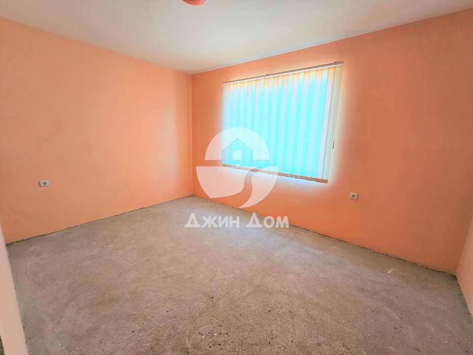 Просторна къща в с. Разбойна с гледка към планината