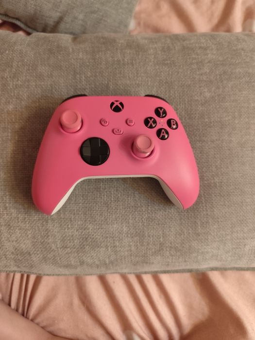 Vând controler roz de Xbox seria x și merge și pe Xbox seria s