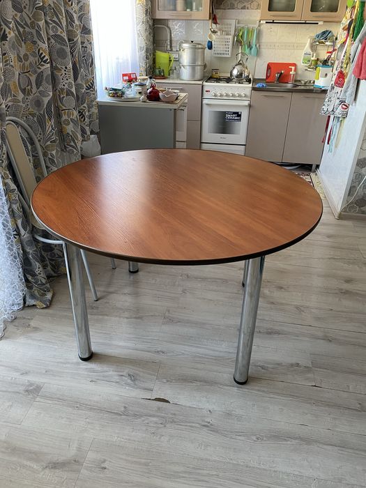 Продам обеденный круглый стол