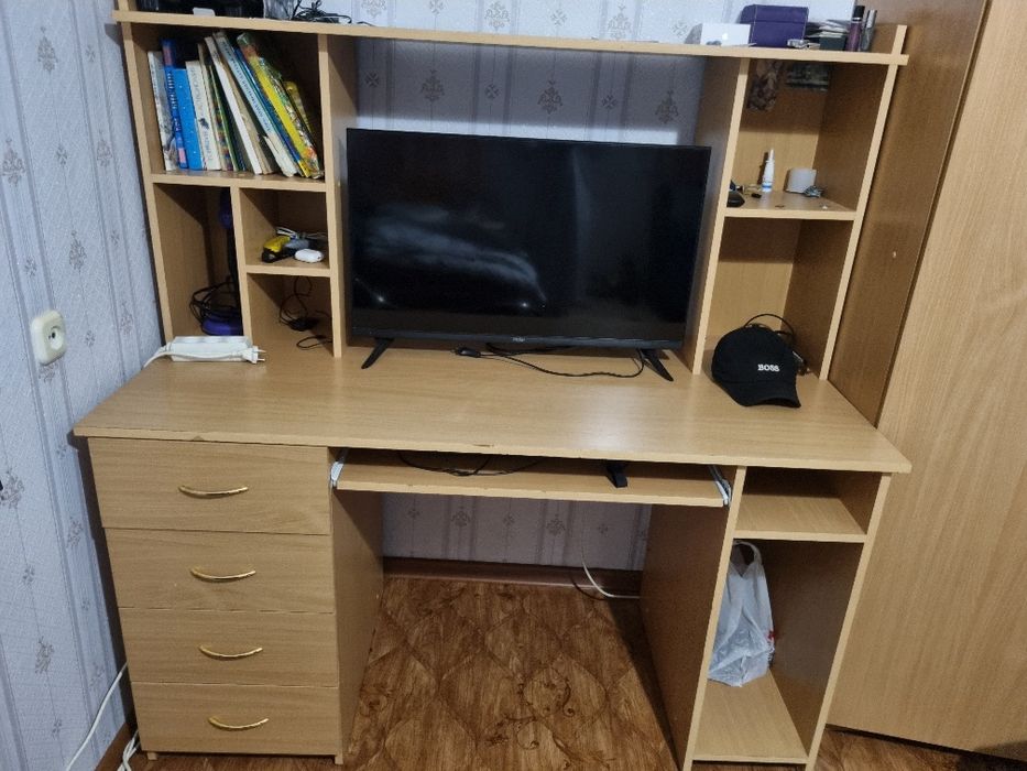 Стол компьютерный, универсальный.