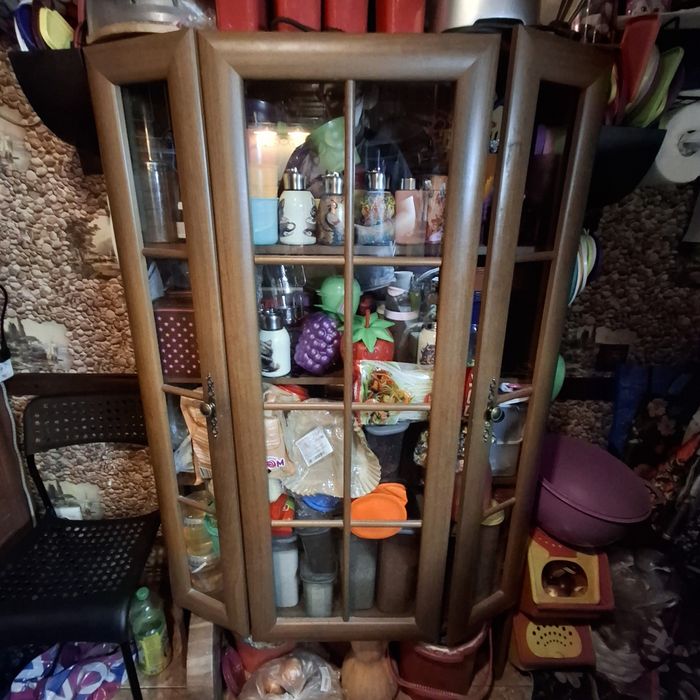 Продам шкаф- сервант