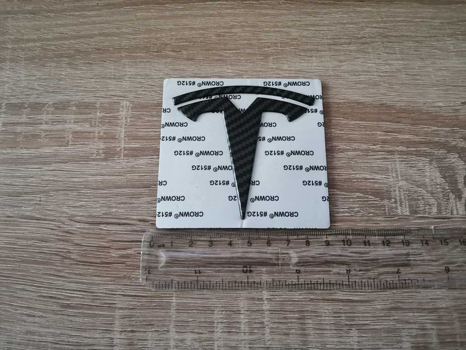 задно лого Tesla Model Y карбон