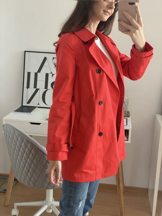 Червен тренч с колан на Bershka