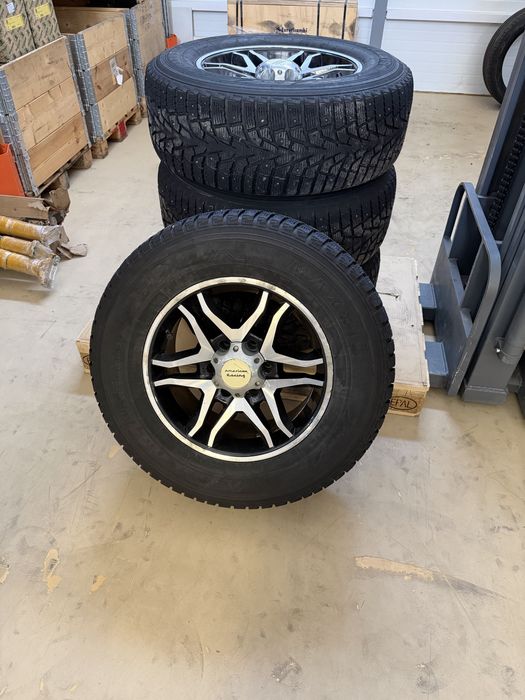 Продам диски R17 с зимней резиной MAXXIS